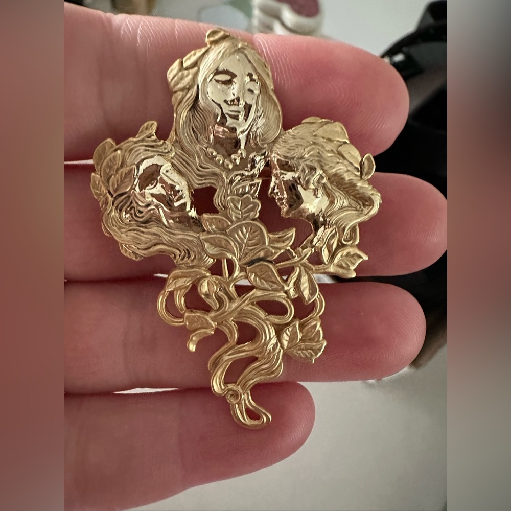 Elegant Gold tone art nouveau brooch pin